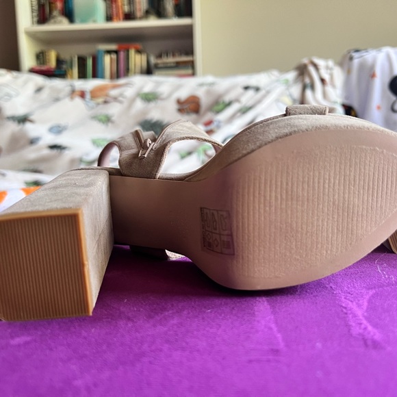 Oasis Society platform never worn - Picture 7 of 11